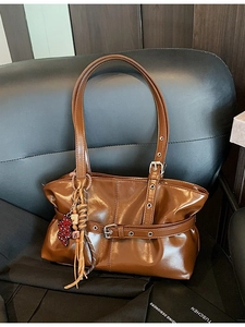 Grand sac cabas rétro marron en cuir verni plissé avec des charms fantaisies