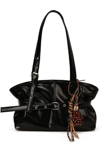 Sac hobo rétro noir brillant avec texture plissée et breloque ours léopard