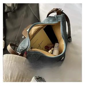 Vue de dessus du grand sac cabas vintage en denim montrant le compartiment spacieux