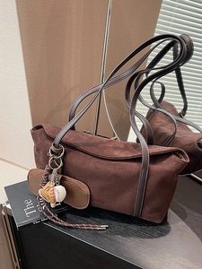 Sac Sous le Bras Rétro en Daim pour Femmes Grande Capacité Sac à Épaule Givré Couleur Unie Sac à Main Avec Charme de Baseball