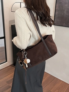 Sac sous le bras rétro en daim marron foncé avec breloque de baseball stylée