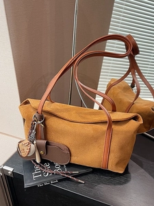 Sac sous le bras vintage marron givré avec breloques de baseball et bandoulière