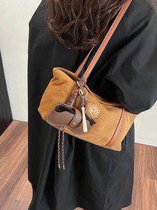 Sac sous le bras en faux daim marron avec breloques décoratives et bandoulière
