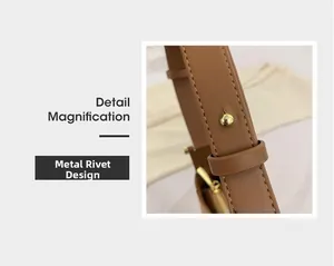Détail des rivets en métal doré et des surpiqûres sur un sac bandoulière en cuir marron