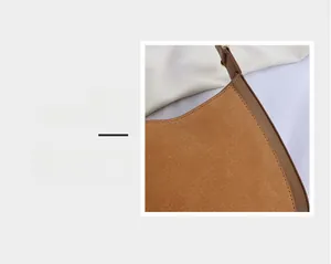 Détail de la texture en daim marron avec garniture en cuir lisse et coutures soignées