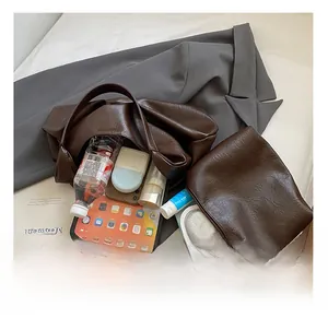 Vue détaillée du grand sac cabas marron avec pochette intérieure et grand espace de rangement
