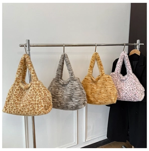Dettaglio di quattro eleganti borse a spalla in peluche con motivi leopardati e tigrati