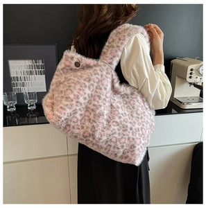 Dettaglio della borsa tote in peluche leopardata rosa con morbida texture in pelliccia