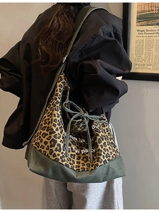 Retro leopard print canvas tote bag with large capacity and dark green stitching details