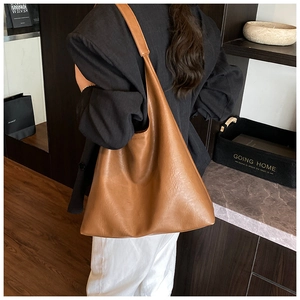 Gros plan d'un grand sac cabas marron en cuir PU souple avec une finition mate vintage