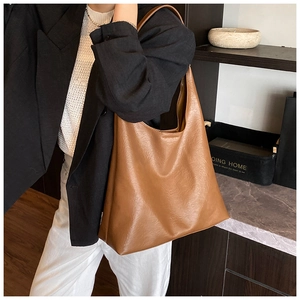 Gros plan du grand sac cabas marron minimaliste avec une texture élégante en grain litchi
