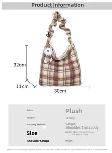 Détail du sac cabas en peluche à carreaux avec bandoulière froncée et pompon blanc