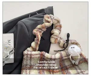 Détail de la bandoulière froncée sur un sac cabas en peluche à carreaux avec breloque