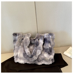 Détail d'un grand sac cabas en peluche avec texture tie-dye gris et bleu en fourrure