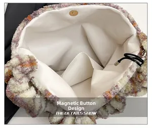 Détails du bouton magnétique et de la doublure en cuir blanc du sac peluche