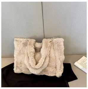 Détail du sac cabas en peluche beige avec texture en fausse fourrure et poignées épaisses