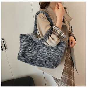 Dettaglio della borsa shopper in peluche grigio e bianco in pelliccia sintetica