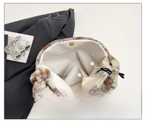Détail de l'intérieur du sac en peluche avec fermoir magnétique et poche interne