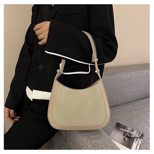 Sac sous le bras beige chic avec patchwork en daim et bandoulière réglable sur modèle