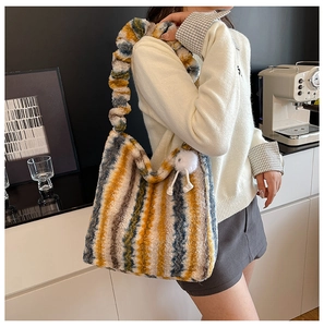 Détail du sac cabas en peluche avec rayures rétro en fausse fourrure et anse plissée
