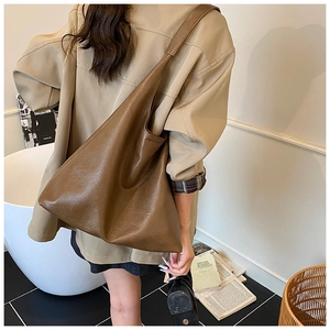 Grand sac cabas en similicuir marron foncé dans un décor intérieur minimaliste