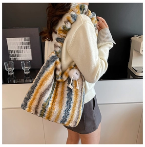 Détail du sac cabas en peluche à rayures avec sangle nuage et pendentif poupée