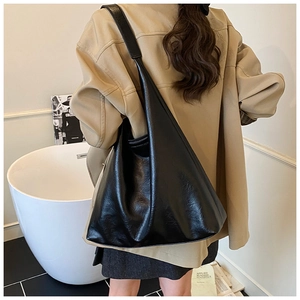 Détail du grand sac cabas vintage noir avec texture plissée et large bandoulière