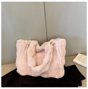 Détail du sac cabas en peluche rose avec texture en fausse fourrure et anses larges