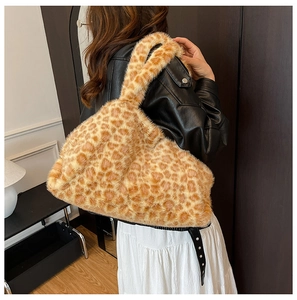 Dettaglio della borsa tote grande in peluche leopardata con consistenza morbida e capiente