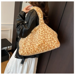 Dettaglio della borsa tote leopardata in ecopelliccia con trama soffice e tracolla