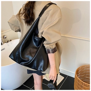 Détail du porté dos pour ce grand sac à main cabas en cuir souple noir pour femme