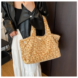 Dettaglio della borsa tote in ecopelliccia leopardata con chiusura magnetica