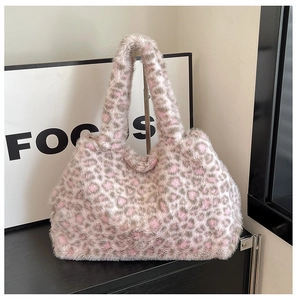 Dettaglio della borsa tote leopardata rosa con morbida texture in pelliccia sintetica