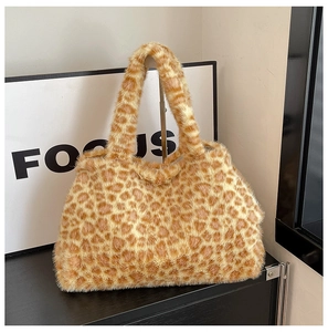 Dettaglio della borsa tote soffice con stampa leopardata e morbida trama in ecopelliccia