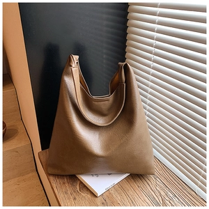 Vue détaillée du grand sac cabas marron avec texture en similicuir plissé haut de gamme