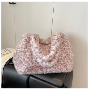 Dettaglio della borsa shopper in peluche con stampa leopardata rosa e grigia