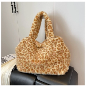 Dettaglio della trama in ecopelliccia leopardata su una morbida borsa autunnale