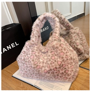 Dettaglio della borsa tote in ecopelliccia leopardata rosa con morbida trama di peluche