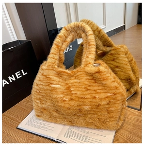 Dettaglio della borsa a tracolla in morbido peluche con stampa leopardata e manici
