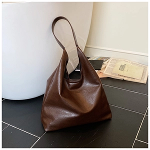 Vue détaillée du grand sac cabas vintage en similicuir marron foncé pour le travail