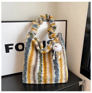 Détails du sac fourre-tout en peluche rayé avec poignée froncée et breloque pelucheuse