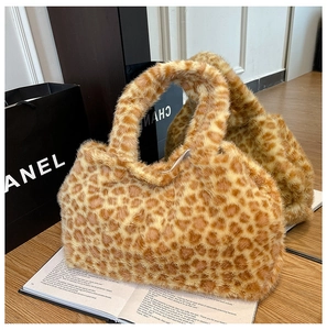 Dettaglio ravvicinato di una borsa in finta pelliccia leopardata con consistenza morbida