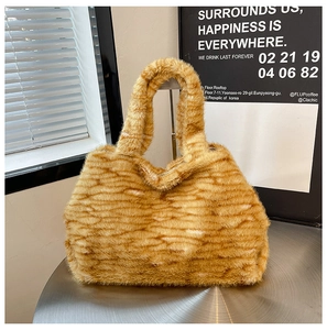 Dettaglio ravvicinato del morbido materiale in ecopelliccia leopardata su questa borsa tote