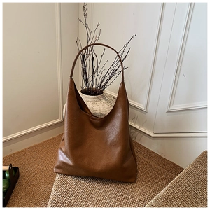 Détail du sac hobo marron caramel avec texture en cuir vintage pour le trajet quotidien
