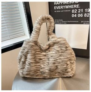 Dettaglio della borsa tote leopardata in peluche con morbida trama in finta pelliccia e manico