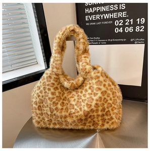 Dettaglio della borsa in peluche leopardata su un tavolo in un interno moderno