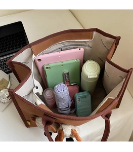 Intérieur spacieux du sac fourre-tout en toile pour chiots avec ordinateur et accessoires