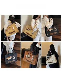 Détail du grand sac cabas en toile avec décor de chien en peluche et broderie Pegasus