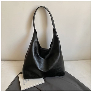 Détail du sac cabas en cuir synthétique noir mat avec texture plissée naturelle