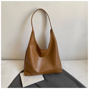 Détail du grand sac cabas en similicuir marron avec texture lisse et large bandoulière